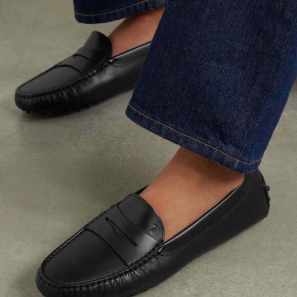 Tod's Elegant Black Leather Loafers